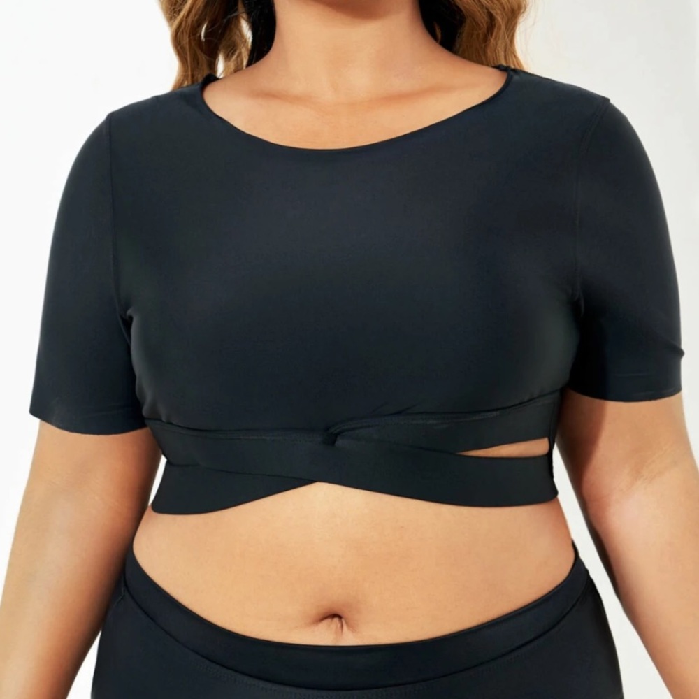 NWT. Chic Black Women's Bikini Top